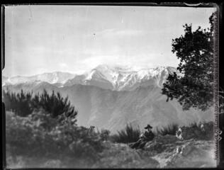 1 vue Vue du Canigou depuis les montagnes dominant Valmanya : vue prise depuis la crête entre le Serrat del Ginebre et la chapelle Sainte-Anne, vue depuis l'est vers l'ouest. - 5-9 février 1924. -Photographie