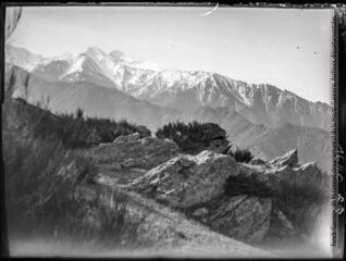 1 vue Le Canigou. Vue prise depuis la crête entre le Serrat del Ginèbre et la chapelle Sainte-Anne : vue depuis l'est vers l'ouest. - 5-9 février 1924.