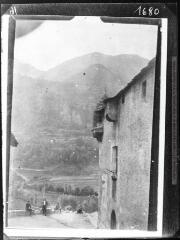 1 vue Andorre-la-Vieille : Casa de la Vall ; vue vers l'Obac. - 28 août 1922.
