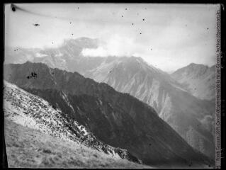 1 vue Excursion au Sacroux. Du pic de Ceciré vers le pic de Hourgade et le Val d'Esquierry. - septembre 1944.