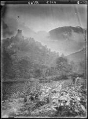 1 vue Tour du Castelvieil : vue prise du lit de la Pique. - octobre 1944.