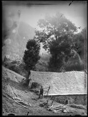 1 vue Luchonnais : grange des environs des Artigues de Labach. - octobre 1944.