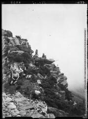 1 vue En montant à La Rhune. Lande et bruyère sur les escarpements de la Rhune. - 9 juillet 1945.