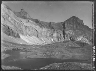 1 vue Revers du cirque de Troumouse : vue prise depuis la montée au col de Barroude vers un des lacs et le pic de Gerbats. - 26 juillet 1948.