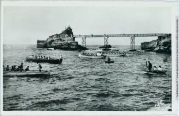 1 vue 1235. Biarritz : le pont du rocher de la Vierge et barques dites