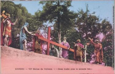2 vues Lourdes : VIIe Station du Calvaire :