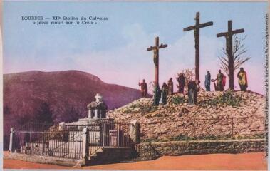 2 vues Lourdes : XIIe Station du Calvaire :