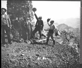 1 vue Sommet du Vignemale (3298 m) avec sa tour de 3 m, 6 août 1904, 9h05 du matin. Condt de Poumayrac ?, Paul Isnard, Capitaine Verrier, avec Bordenave père.
