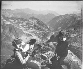 1 vue Au sommet du Vignemale le déjeuner, vue sur la vallée de Gaube. 6 août 1904.