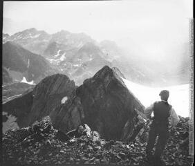 1 vue Au sommet du Vignemale, vue sur la vallée d?Ossoue, le petit Vignemale et la tour ronde (sic). 6 août 1904.