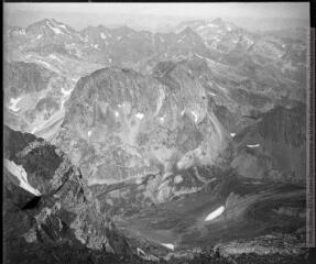 1 vue Au sommet du Vignemale (3298 m) vue sur le col et le lac d?Arratille, le pic de Badète, la crête de péterneille, le pic d?Enfer, la grande Fâche, Le Batlaïtouse, le Frondella, et enfin le pic d?Arriel (ou Ossau), 6 août 1904 à 9h 30 du matin.