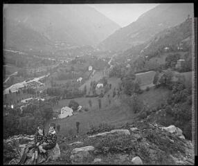 1 vue Deux enfants garçon et fille assis sur un rocher au bord du chemin.