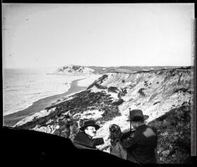 1 vue Décembre 1901 : la côte de Saint-Jean-de-Luz : deux hommes et un chien de chasse.