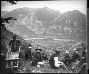 1 vue Sur le chemin Berbérust - Lias : vue sur le Pibeste et l?Alian, 19 juin 1903.