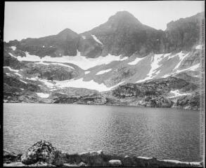 1 vue Pic de l?Arriel 2825 m., vu au dessus du lac d?Arrémoulit, 15 août 1903 ?.