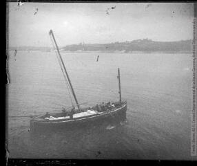 1 vue Juillet 1901 : une barque avec des rameurs et un mat.