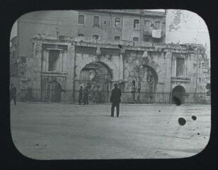 1 vue Nîmes (Gard) : porte d'Auguste (extérieur) / Marion photogr. - 20 avril 1911. - Photographie