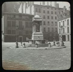 1 vue Lyon (Rhône) : fontaine devant la cathédrale Saint-Jean. - avril 1911. - Photographie