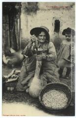 1 vue Types méridionaux. 24. Fermière gavant une oie. - Toulouse : album Labouche, 1987, réédition d'une carte éditée par Labouche frères. - Carte postale