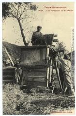 1 vue Types méridionaux. 1054. Les presseurs de fourrage. - Toulouse : album Labouche, 1987, réédition d'une carte éditée par Labouche frères. - Carte postale