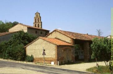 1 vue Vue éloignée du clocher-mur. - Sans date de prise de vue.