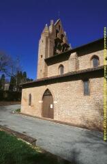 1 vue Plan de demi-ensemble de l'église et de l'arrière du clocher-mur, vue latérale, côté sud. - Prise de vue du 18 juin 1998.