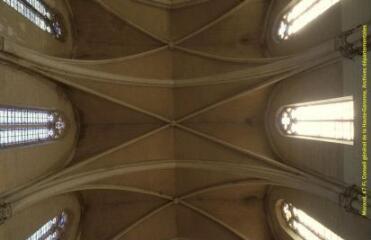 1 vue Plan rapproché des voûtes quadripartites, en arcs brisés, de la nef, vue en contre-plongée. - Prise de vue du 18 septembre 1998.