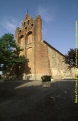 2 vues Plans d'ensemble du clocher-mur situé sur la façade ouest de l'église, vues de biais. - Prises de vue du 5 juin 1998.