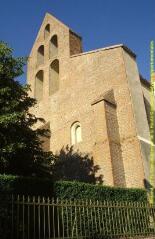 1 vue Plan d'ensemble du clocher-mur situé sur la façade ouest de l'église, vue en contre-plongée, de biais. - Prise de vue du 10 juin 1998.