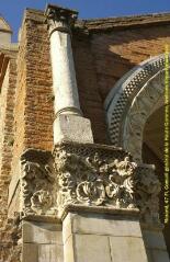 1 vue Plan rapproché de la colonne engagée et des chapiteaux ornant le côté gauche du portail, vue en contre-plongée. - Prise de vue du 10 juin 1998.