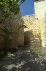 1 vue Plan d'ensemble de la porte d'entrée du village. - Prise de vue du 18 septembre 1998.