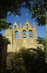 1 vue Plan rapproché du clocher-mur, vue de face. - Prise de vue du 18 juin 1998.