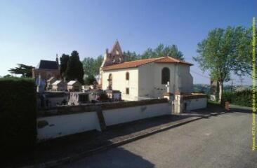 1 vue Plan d'ensemble de l'église et vue de l'arrière du clocher-mur, vue latérale, côté est-ouest. - Prise de vue du 19 mai 1998.