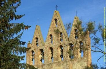 3 vues Plans rapprochés de la partie supérieure du clocher-mur, vues de biais. - Prises de vue du 10 septembre 1998.