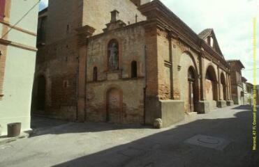 1 vue Plan d'ensemble de l'enceinte extérieure du château, vue de biais. - Prise de vue du 18 juin 1998.