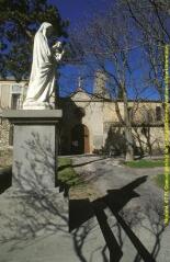 2 vues Vues éloignées du portail latérale avec une statue d'une Vierge à l'Enfant au premier plan. - Prises de vue du 19 mai et du 22 juin 1998.