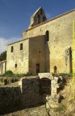 3 vues Plans de demi-ensemble de l'église et vues de l'arrière du clocher-mur, vues latérales, côté sud. - Prises de vue du 19 octobre 1998.