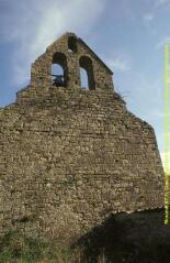 1 vue Plan rapproché de la façade du clocher-mur, vue en contre-plongée, de face. - Prise de vue du 19 octobre 1998.