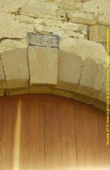 1 vue Plan rapproché de la clef de voute du portail, vue de face. - Prise de vue du 19 octobre 1998.