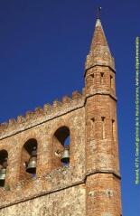 1 vue Plan rapproché de la tour d'angle et des merlons du clocher-peigne, vue en contre-plongée, de biais. - Prise de vue du 22 juin 1998.