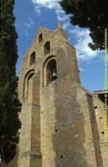 1 vue Plan d'ensemble du clocher-mur, vue en contre-plongée, de biais. - Prise de vue du 18 juin 1998.