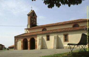 1 vue Plan d'ensemble de l'église, vue de biais, côté sud. - Prise de vue du 5 juin 1998.