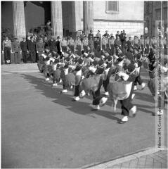 1 vue Périgueux (Dordogne) : la musique des chantiers de jeunesse : défilé devant le général de La Porte du Theil, les cadres et les autorités militaires / Jean Ribière photogr. - 1942. - Photographie