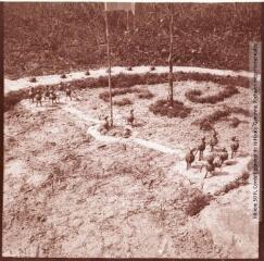 4 vues La Réunion (Lot-et-Garonne) : chantier de jeunesse au château du Sendat : parterre aux initiales CJF / Jean Ribière photogr. - 1942. - 4 photographies