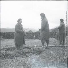 3 vues Saint-Paul-de-Fenouillet (Pyrénées-Orientales) : chantier de jeunesse : pose de clôtures / Jean Ribière photogr. - 1942. - 3 photographies