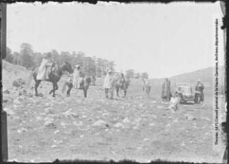 4 vues Aux abords de la forêt de cèdres, près d'Azrou (Atlas) (dans la zone d'insécurité). Les cavaliers arabes armés (moghaznys) assurent la sécurité. - avril 1926