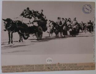 3 vues Nankin bombardé. Fuyant Nankin bombardé par l'aviation japonaise la population civile quitte la ville s'entassant dans les véhicules les plus hétéroclites / photographie Keystone, Paris. - 21 août 1937. - Photographie