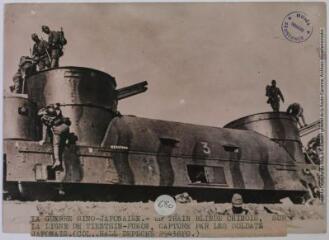 3 vues La guerre sino-japonaise : un train blindé chinois, sur la ligne de Tientsin-Pukow, capturé par les soldats japonais / photographie France Presse Voir, Paris. - 28 avril 1938. - Photographie