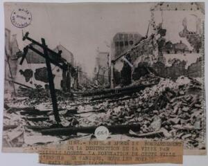 3 vues Hsuchow après le bombardement : une vue de la destruction de la ville par l'artillerie lourde. La population de cette ville a dû s'enfuir en panique, sous les bombes / photographie Associated Press Photo, Paris. - 14 juin 1938. - Photographie