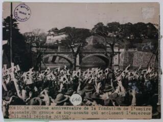 2 vues Tokyo : le 2600ème anniversaire de la fondation de l'empire japonais : un groupe de boy-scouts qui acclament l'empereur / photographie France-Presse, Paris. - 25 mars 1935. - Photographie